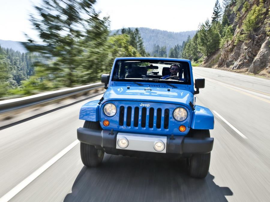  Jeep Wrangler Sahara 2010 года  (фото 2 из 8)